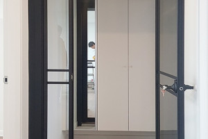춘천 석사동 현대아파트, 슬림 비대칭 양개 중문 시공으로 완성한 세련된 공간